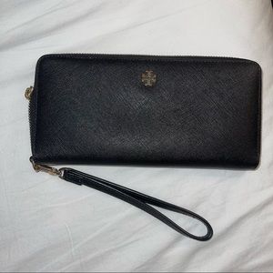 Tory Burch Robinson Wallet in Black